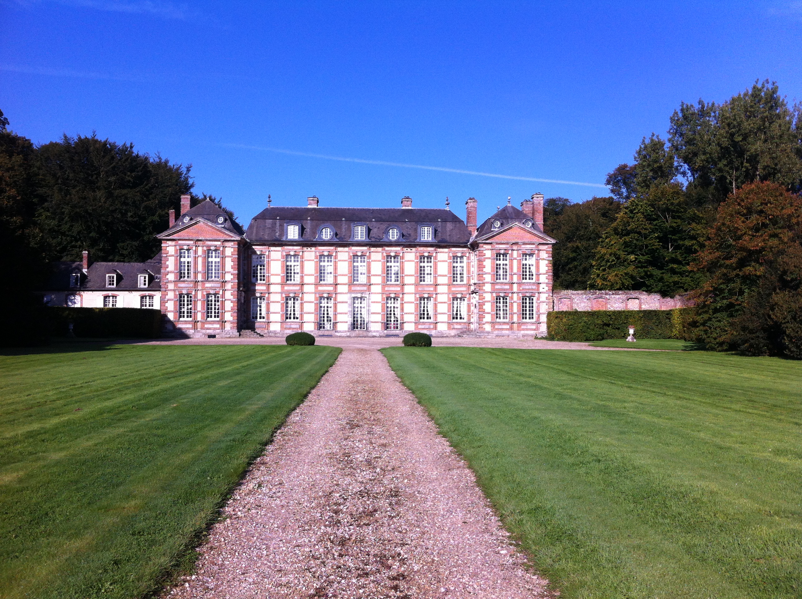 Cour d'Honnneur Château et jardins de Bretteville DR